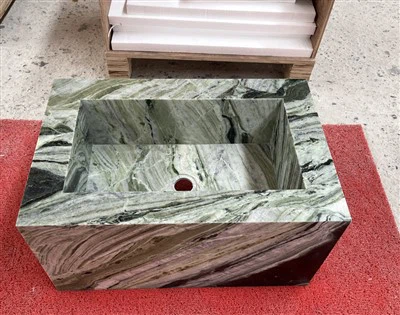 Bagno con lavelli in marmo verde smeraldo Shangrila