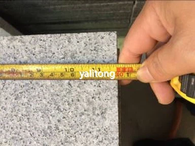 Piastrelle fiammate di granito grigio chiaro