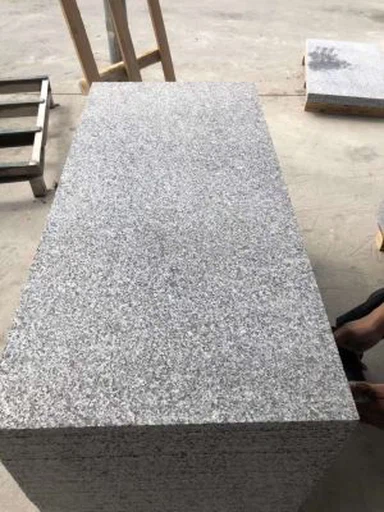 Piastrelle in granito grigio scuro con pavimento fiammato