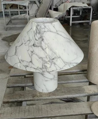 Lampada da tavolo a colonna in marmo Arabescato